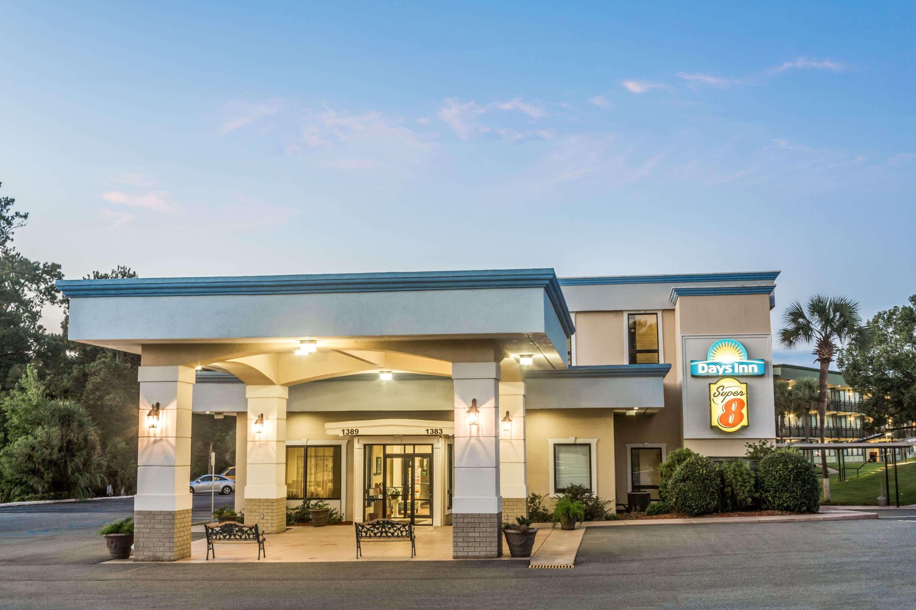 Super 8 By Wyndham Valdosta Mall Exterior photo