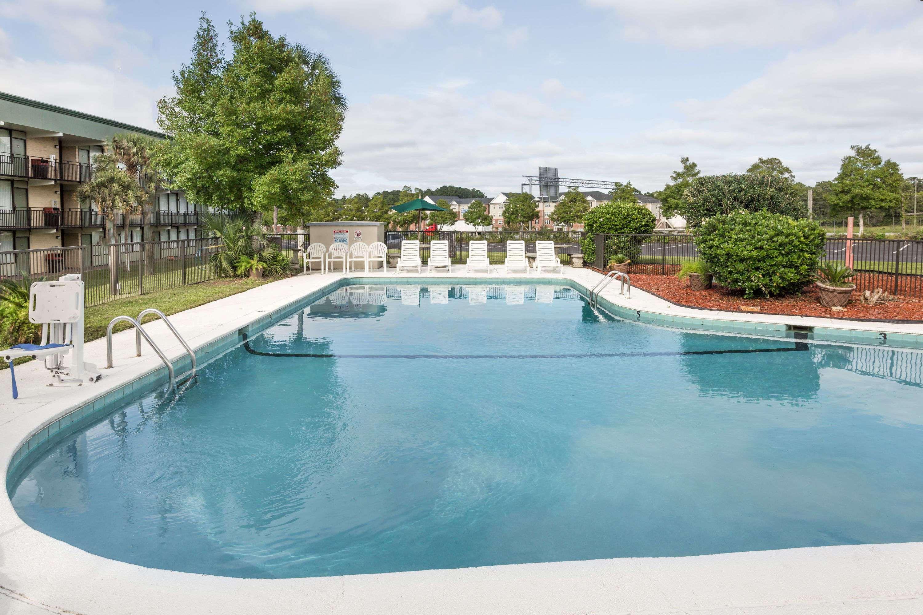 Super 8 By Wyndham Valdosta Mall Exterior photo